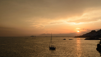 Velero navegando en la bahía de Rosas, en Alt Empordà , Cataluña al Atardecer