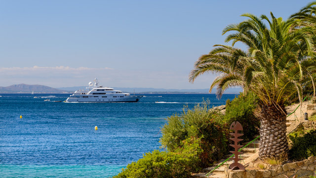 Mega yate privado de lujo anclado en playa de la Costa Brava, Catalu&ntilde;a, Espa&ntilde;a