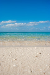 Fototapeta na wymiar 沖縄の青空と白いビーチと透き通った綺麗な海