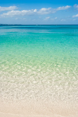 沖縄の青空と白いビーチと透き通った綺麗な海