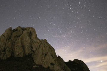 Peña de Bernal de noche con cielo estrellado © Emmanuel
