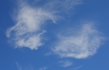 Naklejka na ściany i meble Cielo azul con nubes en un día de verano