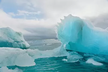 Foto op Plexiglas Iceberg adrift in the ocean, Svalbard, Norway. © Danita Delimont