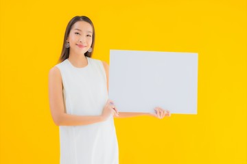 Fototapeta na wymiar Portrait beautiful young asian woman with empty white billboard