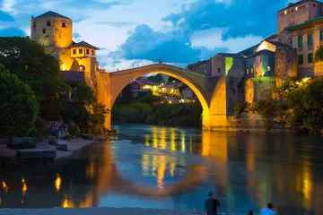 Photo sur Plexiglas Stari Most Night view of Stari Most (Old Bridge) over Neretva River, UNESCO World Heritage Site, Mostar, Bosnia and Herzegovina