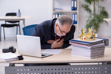 Naklejka premium Old king businessman employee at workplace