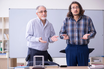 Obraz premium Two employees in bankruptcy concept