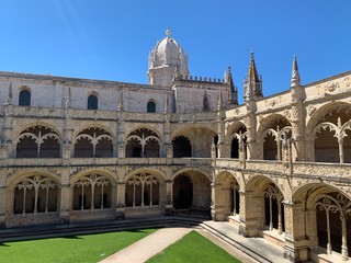 Fototapeta premium Inside the beautiful Hieronymites Monastery of Jeronimos with the beautiful green garden in Belem, Lisbon, Portugal