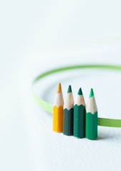 Composición de lápices de colores con fondo blanco. Tonos de colores relativos. - obrazy, fototapety, plakaty