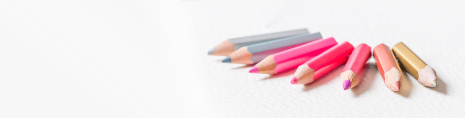 Composición de lápices de colores con fondo blanco. Tonos de colores relativos. - obrazy, fototapety, plakaty