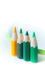 Composición de lápices de colores con fondo blanco. Tonos de colores relativos.