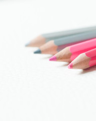 Composición de lápices de colores con fondo blanco. Tonos de colores relativos.