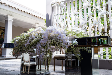 Elegant outdoors summer wedding with flowers decoration and mirrors