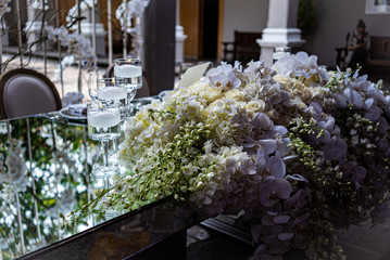 Elegant outdoors summer wedding with flowers decoration and mirrors