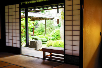 夏の日本庭園と縁側