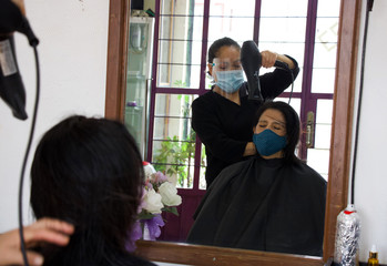 Obraz premium Hairdresser using a hair dryer