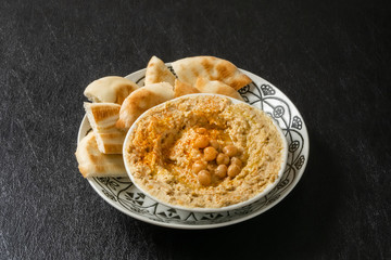 フムス　中東料理　chickpeas and olive oil sauce (hummus)