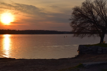 Fototapeta na wymiar Sunset lake