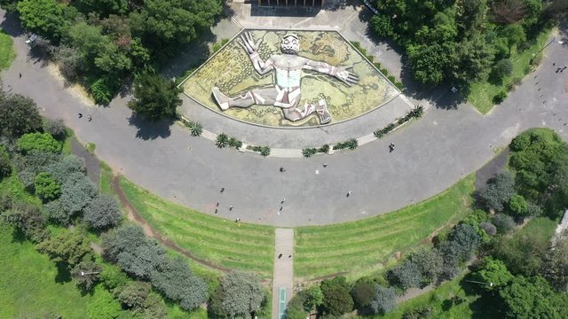 Vista a&eacute;rea de la Fuente de Tlaloc y el Museo del C&aacute;rcamo de Dolores en la segunda secci&oacute;n del Bosque de Chapultepec