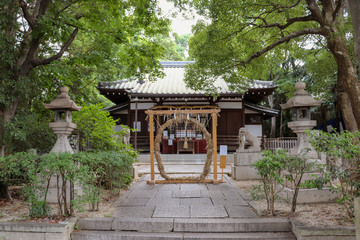 夏の神社と茅の輪