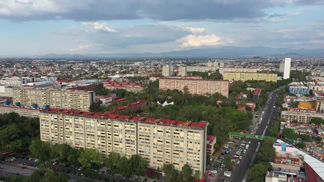 Vista a&eacute;rea del Conjunto Habitacional Nonoalco Tlatelolco, obra del Arq. Mario Pani, al norte de la Ciudad de M&eacute;xico. El drone volando de forma circular con un cielo azul como fondo.