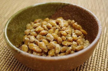 和風の食器に入った納豆
