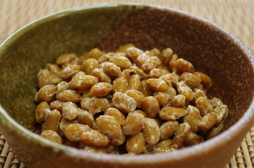 和風の食器に入った納豆