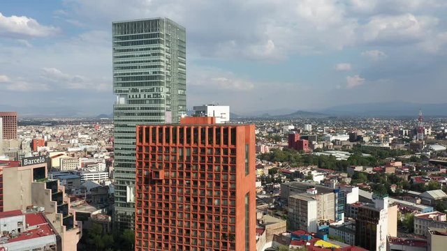 Vista a&eacute;rea descubriendo el norte de la Ciudad de M&eacute;xico sobre la Plaza de la Rep&uacute;blica.