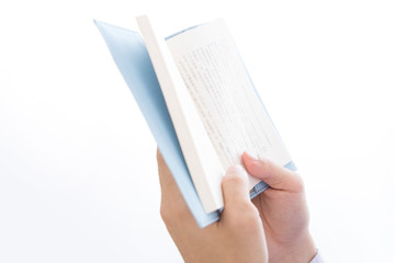 小説を読む男性の手元