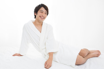 バスローブ姿の男性