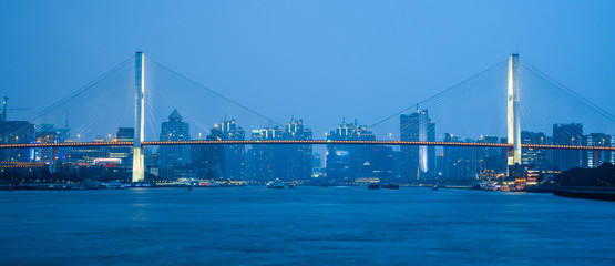 Nachtansicht der Nanpu-Brücke in Shanghai, China.