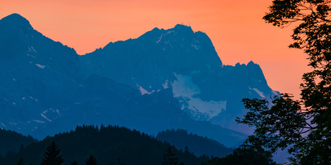 Berg Zugspitze im Wettersteingebirge in der Abenddämmerung 