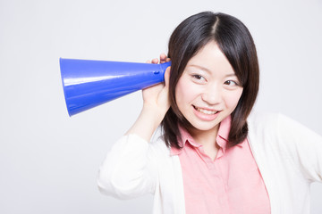 耳を澄ます女性