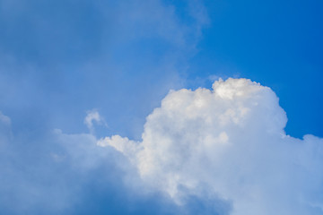 真夏の青い空と白い積乱雲