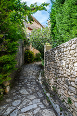 Simiane-la-Rotonde village médiéval perché dans les Alpes-de-Haute-Provence en France.	