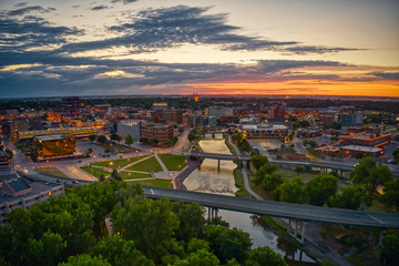 Aerial View of Sioux Falls, South Dakota at Sunset - obrazy, fototapety, plakaty