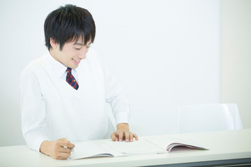 勉強する男子高校生