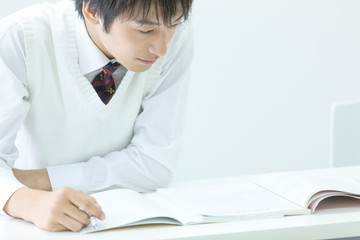 勉強する男子高校生