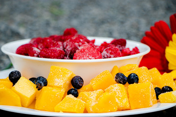 Acercamiento de bowl con frutas frescas 