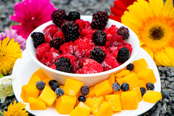 Frutas frescas y flores de margaritas 