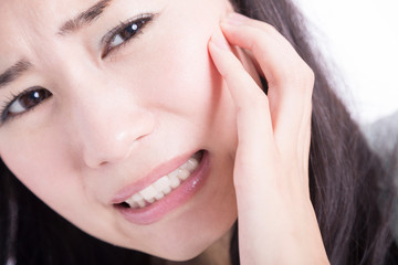 歯痛に悩む女性