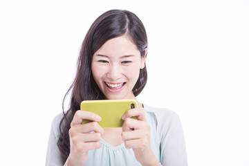 スマホを見る女性