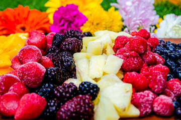 Frutas y flores frescas al aire libre