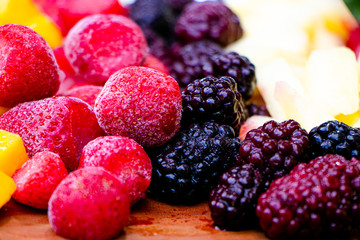 Fresas, zaramoras y piñas congeladas