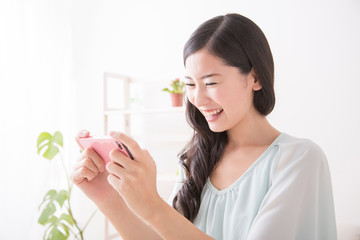 スマホを見る女性