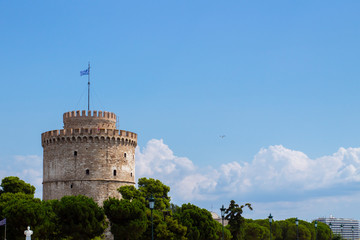 Photograph  of the White Tower monument in Thessaloniki, Greece on a clear summer day