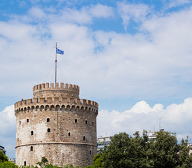 Photograph  of the White Tower monument in Thessaloniki, Greece on a clear summer day