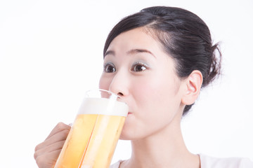 ビールを飲む女性