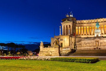 Fototapeta premium Architecture of the Vittorio Emanuele II Monument in Rome at night, Italy