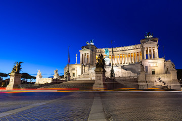 Obraz premium Architecture of the Vittorio Emanuele II Monument in Rome at night, Italy